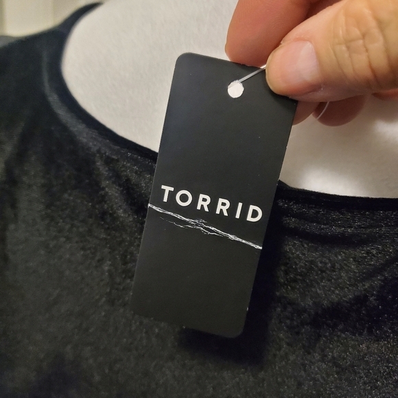 NWT Torrid Stretch Velvet Shirred Front Flutter Sleeve Top Black Size 00=M/L - Picture 5 of 12